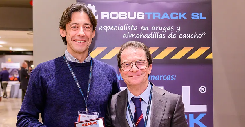 Imagen tomada en el Foro Aseamac con Óscar Jiménez, gerente de RobusTrack, S.L y César Arque, de LoxamHune
